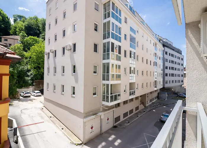 Skenderpasina Skyline 2-Bedroom Apartment With Balcony